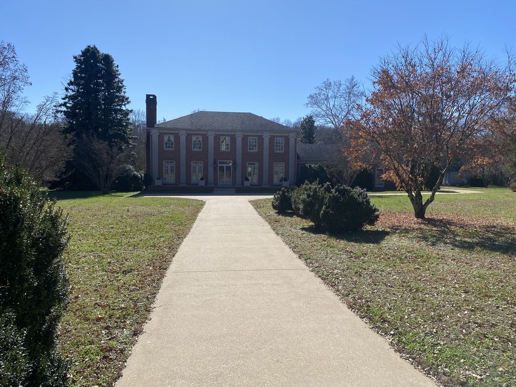 1099 E Gaines St, Lawrenceburg, TN 38464