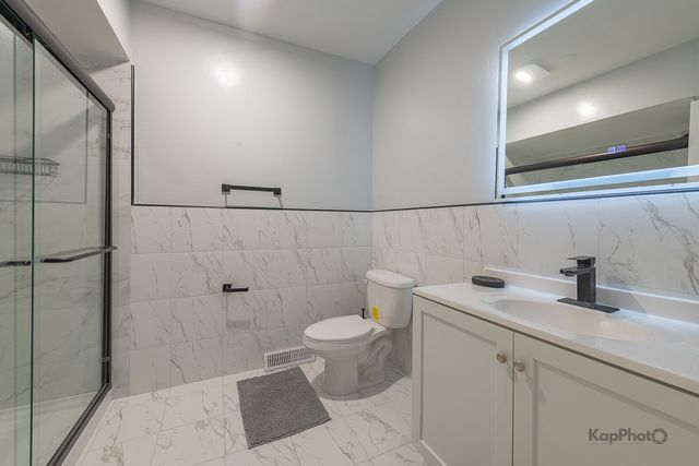 6259 W Peterson Avenue, Chicago, IL 60646