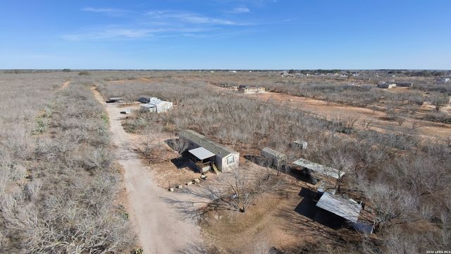 869 & 873 County Road 773, Devine, TX 78016
