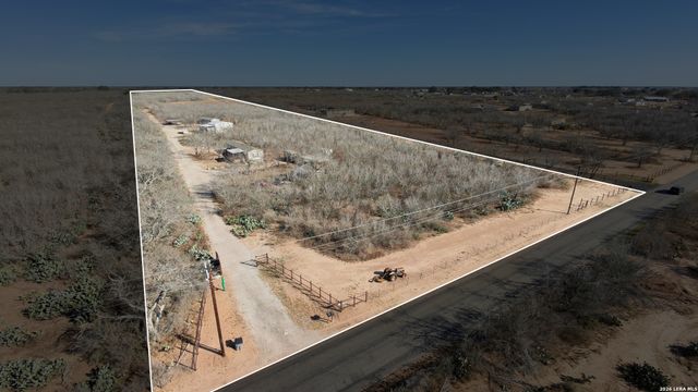 869 & 873 County Road 773, Devine, TX 78016