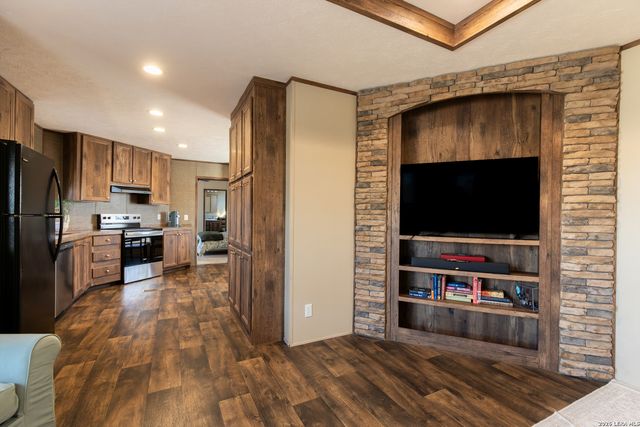 869 & 873 County Road 773, Devine, TX 78016