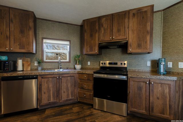 869 & 873 County Road 773, Devine, TX 78016