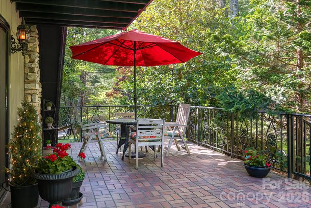 7 Cooper Cove S, Hendersonville, NC 28739