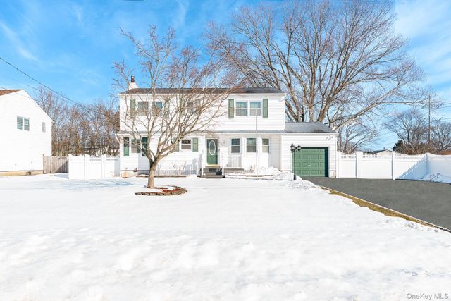 2907 Rhode Island Avenue, Medford, NY 11763