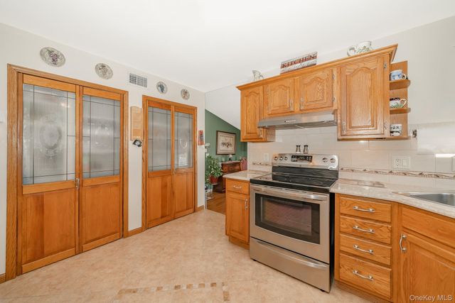 2907 Rhode Island Avenue, Medford, NY 11763