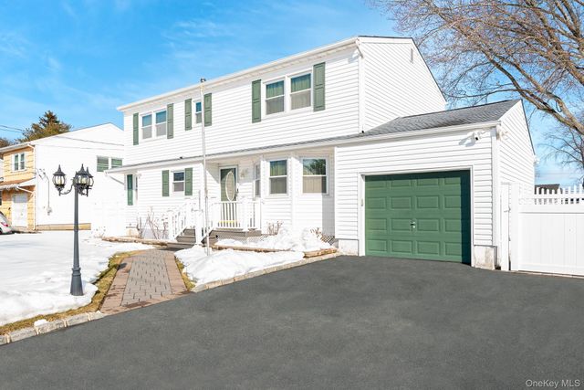 2907 Rhode Island Avenue, Medford, NY 11763