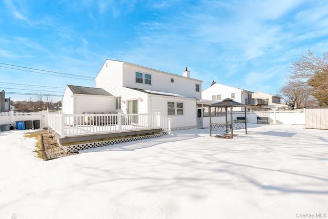 2907 Rhode Island Avenue, Medford, NY 11763