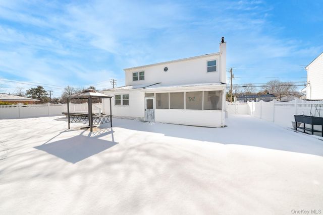 2907 Rhode Island Avenue, Medford, NY 11763