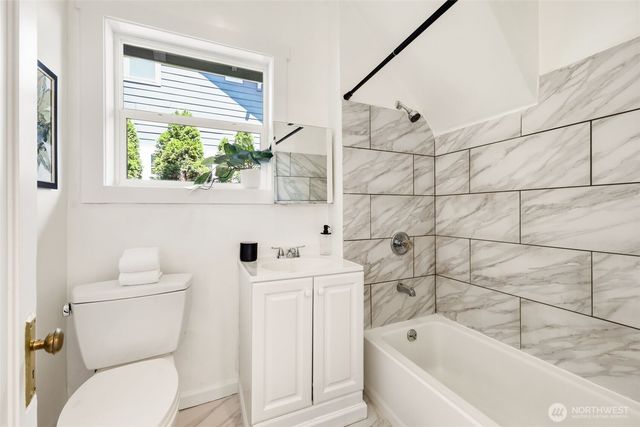 4318 1st Avenue NE, Seattle, WA 98105