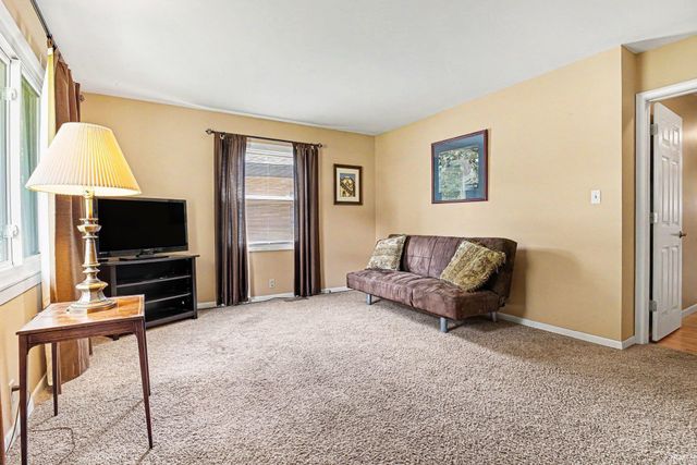 121 S Twyckenham Drive, South Bend, IN 46617