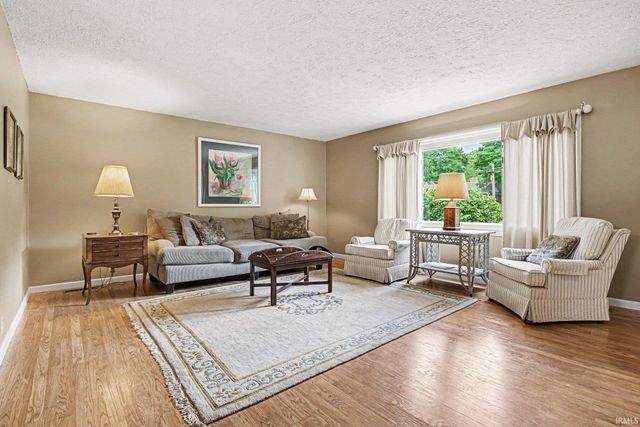 121 S Twyckenham Drive, South Bend, IN 46617