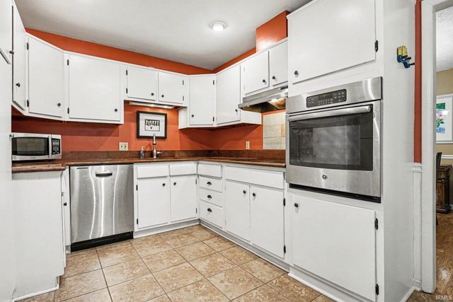 121 S Twyckenham Drive, South Bend, IN 46617