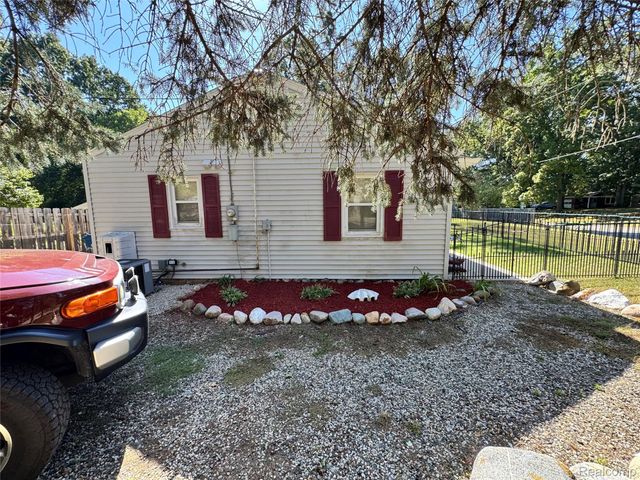 9229 Oakland Drive, Portage, MI 49024