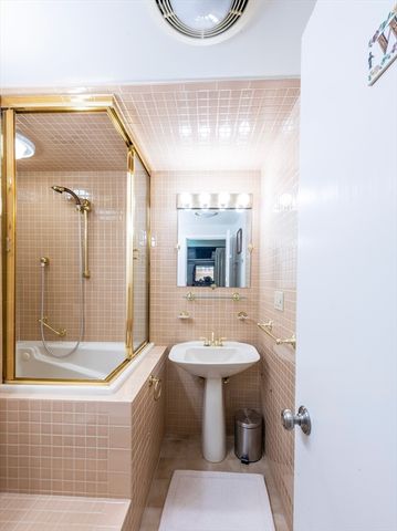 12 Inman St 33, Cambridge, MA 02139