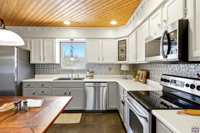 4814 SW Cochise AVE, Topeka, KS 66614