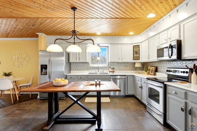 4814 SW Cochise AVE, Topeka, KS 66614