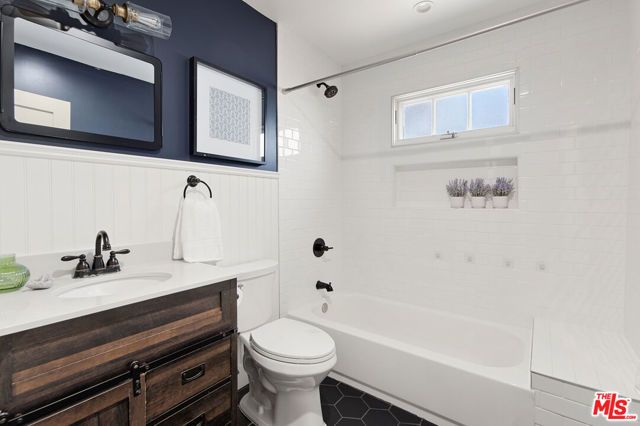 222 N St Andrews Place, Los Angeles, CA 90004