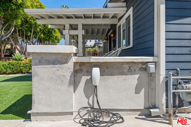 222 N St Andrews Place, Los Angeles, CA 90004