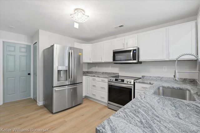 1140 E Elza Avenue, Hazel Park, MI 48030