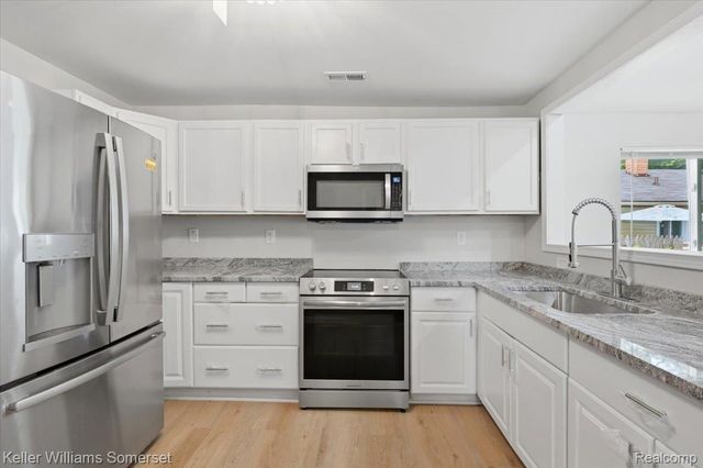 1140 E Elza Avenue, Hazel Park, MI 48030