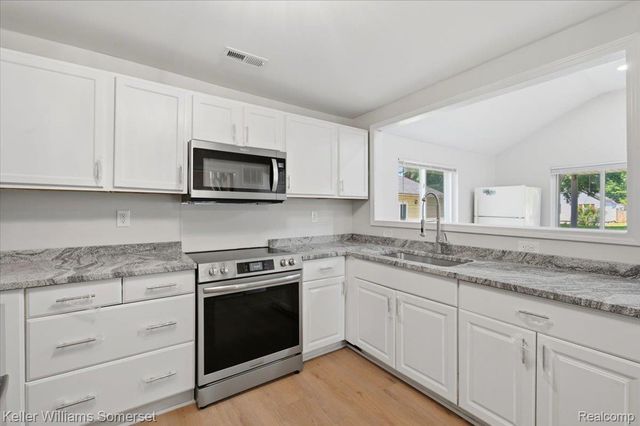 1140 E Elza Avenue, Hazel Park, MI 48030