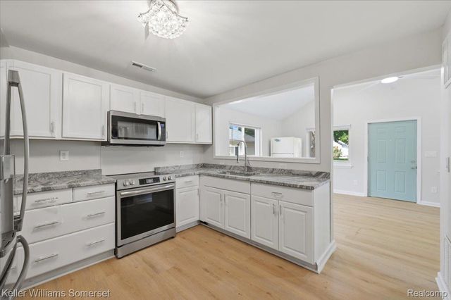 1140 E Elza Avenue, Hazel Park, MI 48030