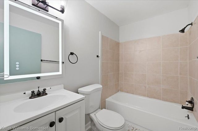 1140 E Elza Avenue, Hazel Park, MI 48030