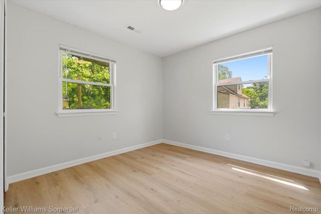 1140 E Elza Avenue, Hazel Park, MI 48030