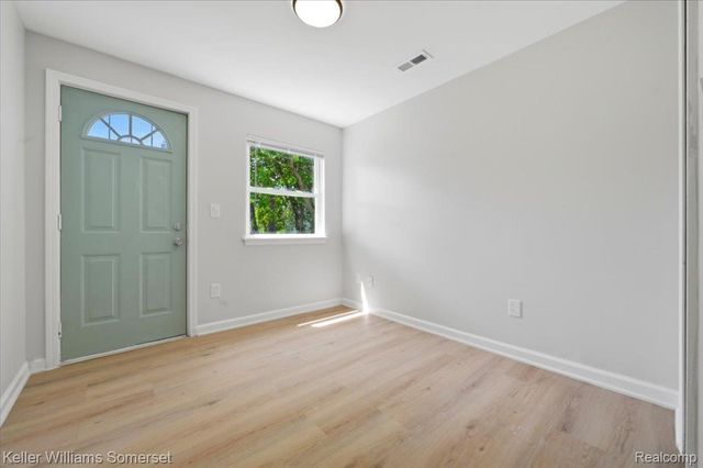 1140 E Elza Avenue, Hazel Park, MI 48030