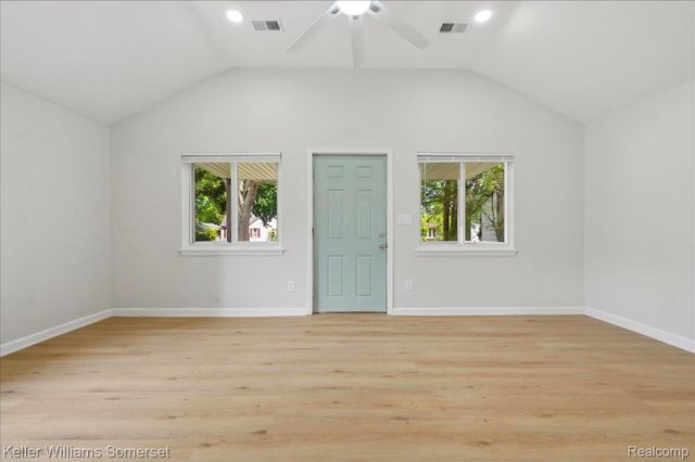 1140 E Elza Avenue, Hazel Park, MI 48030