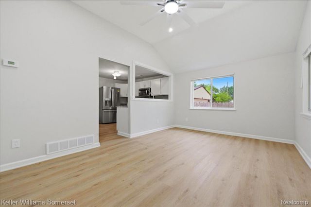 1140 E Elza Avenue, Hazel Park, MI 48030
