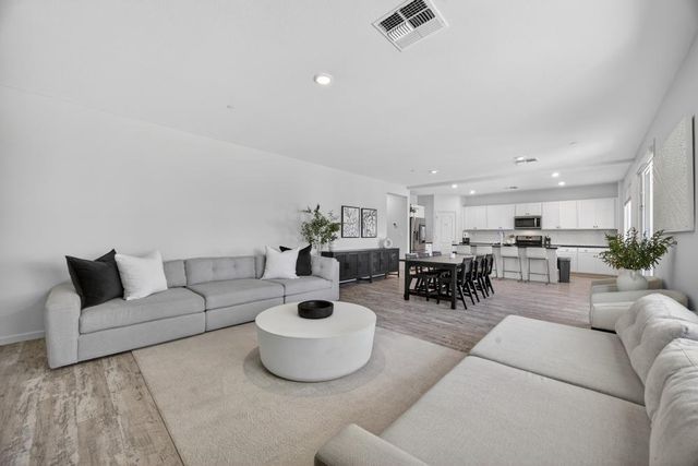 395 Sunol St, Lathrop, CA 95330