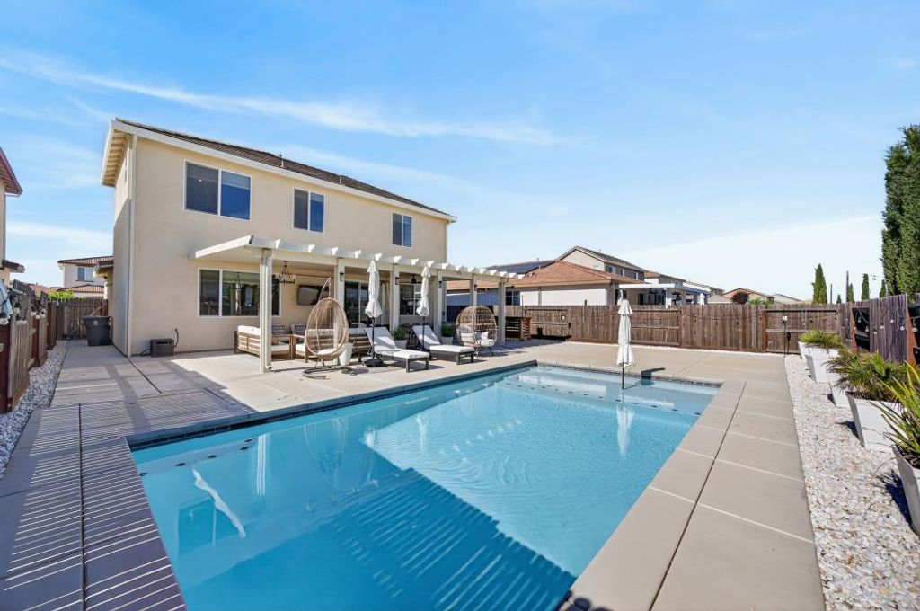 395 Sunol St, Lathrop, CA 95330