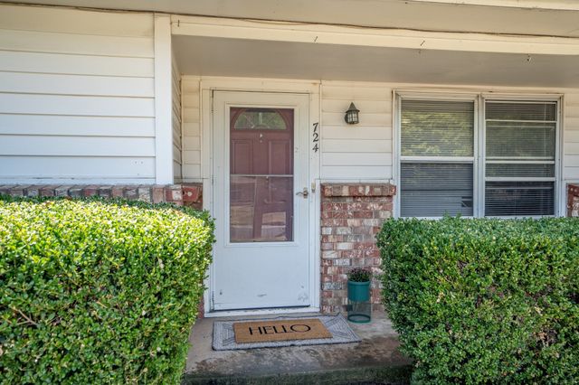 724 Chisholm Trail, Denton, TX 76209