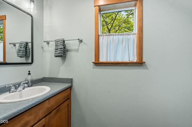 149 Graham Way, Talent, OR 97540