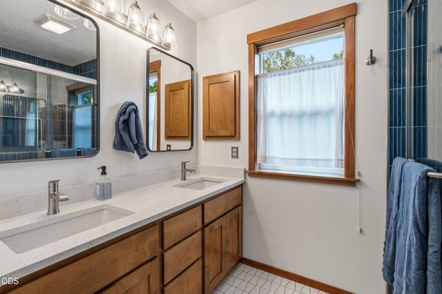 149 Graham Way, Talent, OR 97540