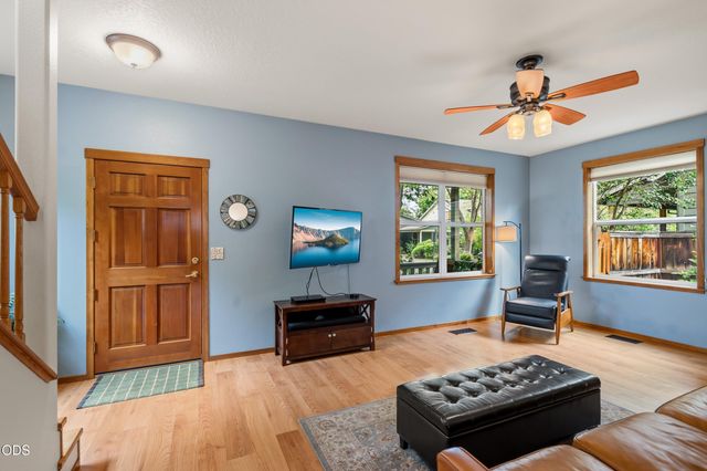 149 Graham Way, Talent, OR 97540