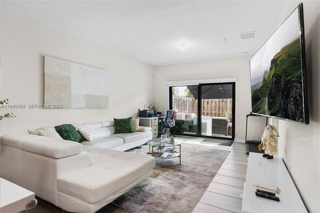 7805 NW 104th Ave 6, Doral, FL 33178