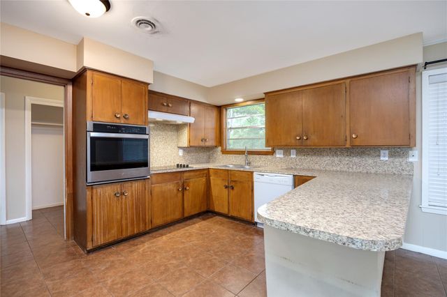 2 Circle Drive, Conroe, TX 77301