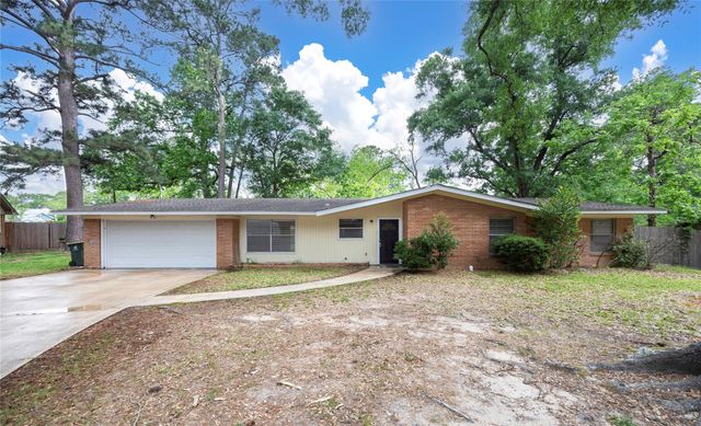 2 Circle Drive, Conroe, TX 77301