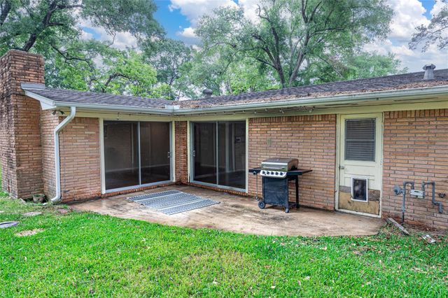 2 Circle Drive, Conroe, TX 77301