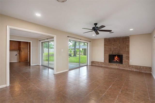 2 Circle Drive, Conroe, TX 77301