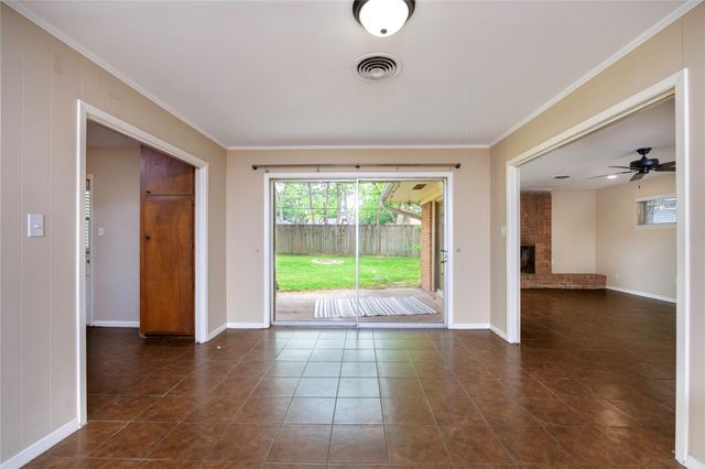 2 Circle Drive, Conroe, TX 77301