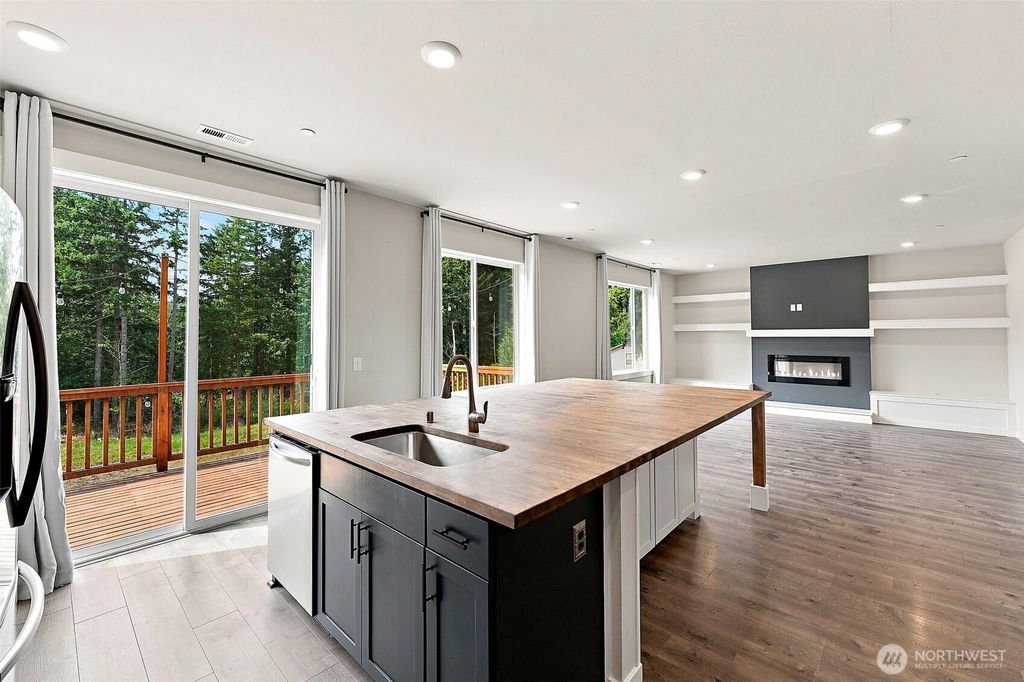 Image 12 of property listing at 7701 208th Avenue E, Bonney Lake, WA 98391