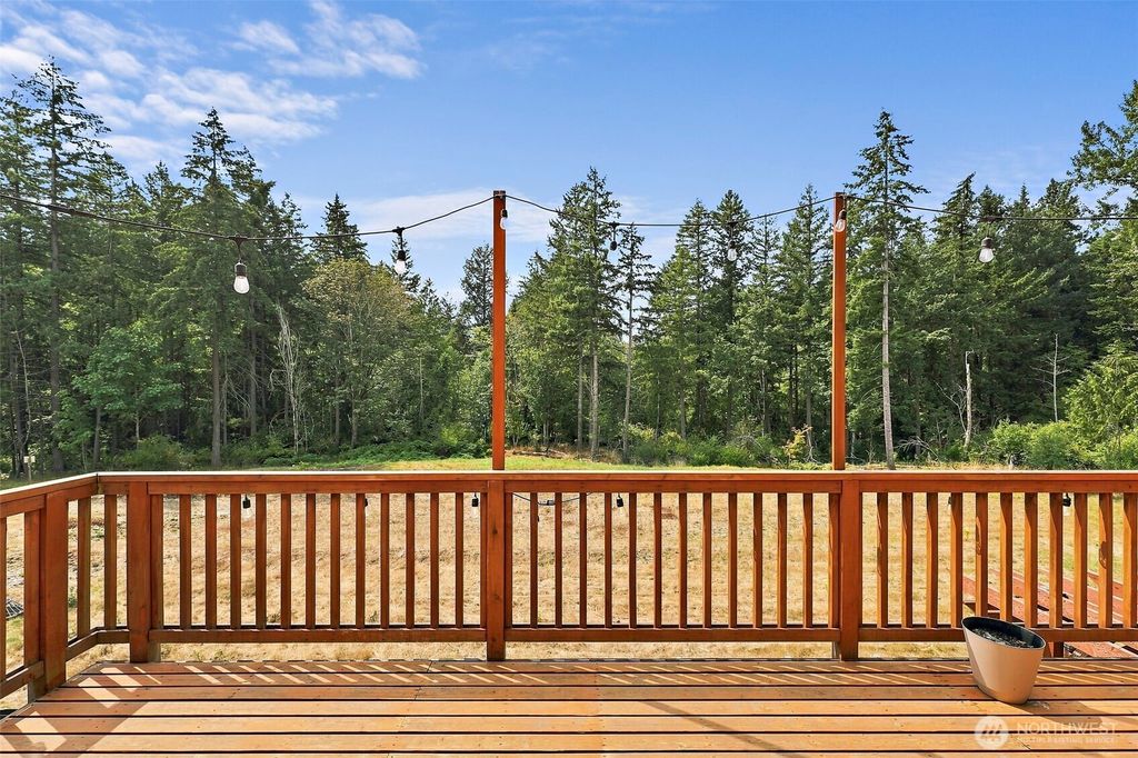 Image 14 of property listing at 7701 208th Avenue E, Bonney Lake, WA 98391
