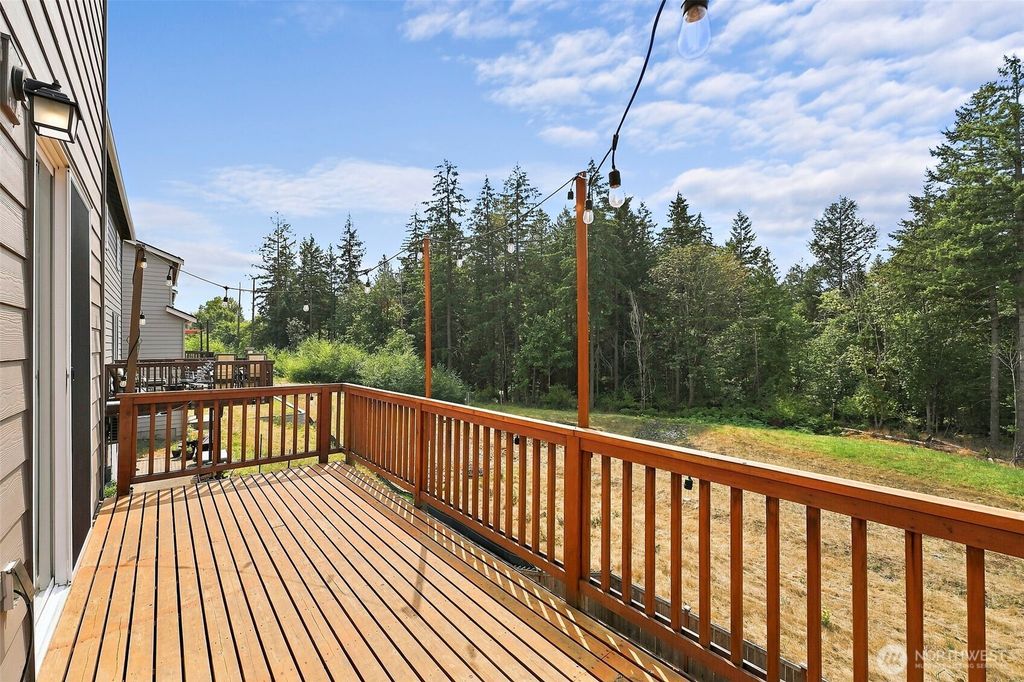 Image 15 of property listing at 7701 208th Avenue E, Bonney Lake, WA 98391