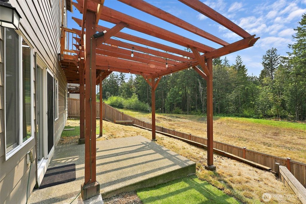 Image 21 of property listing at 7701 208th Avenue E, Bonney Lake, WA 98391