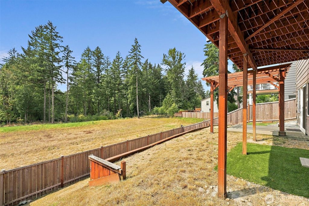 Image 23 of property listing at 7701 208th Avenue E, Bonney Lake, WA 98391