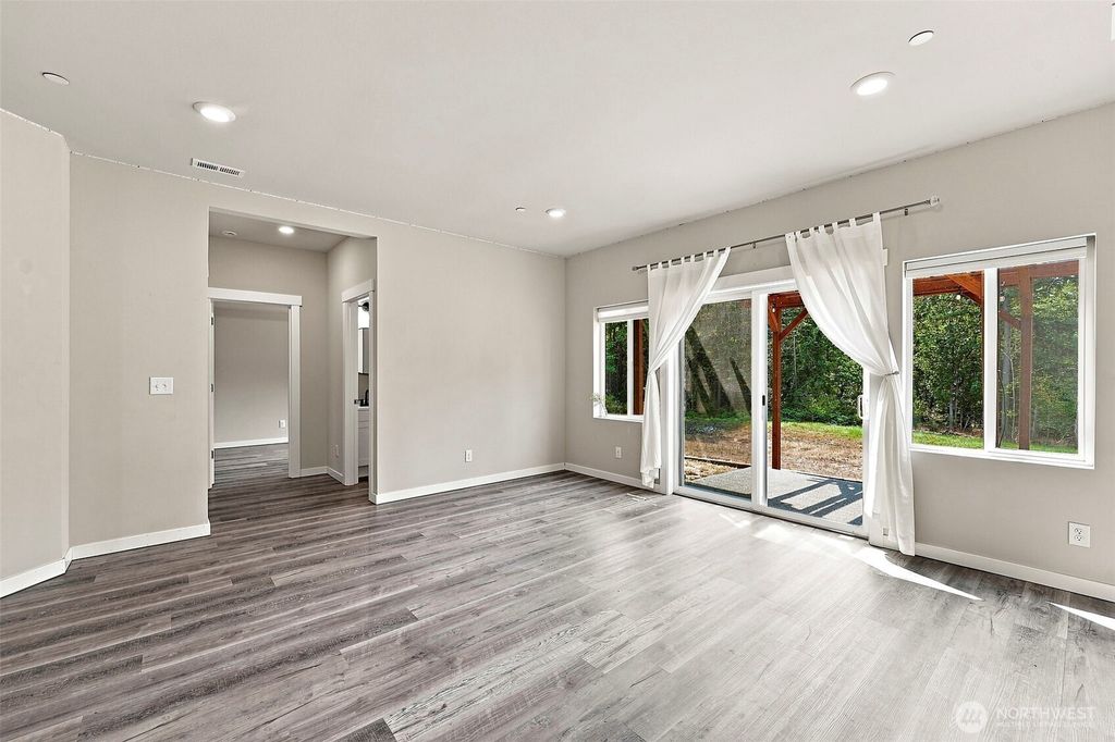 Image 27 of property listing at 7701 208th Avenue E, Bonney Lake, WA 98391