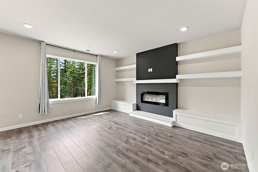 Image 7 of property listing at 7701 208th Avenue E, Bonney Lake, WA 98391